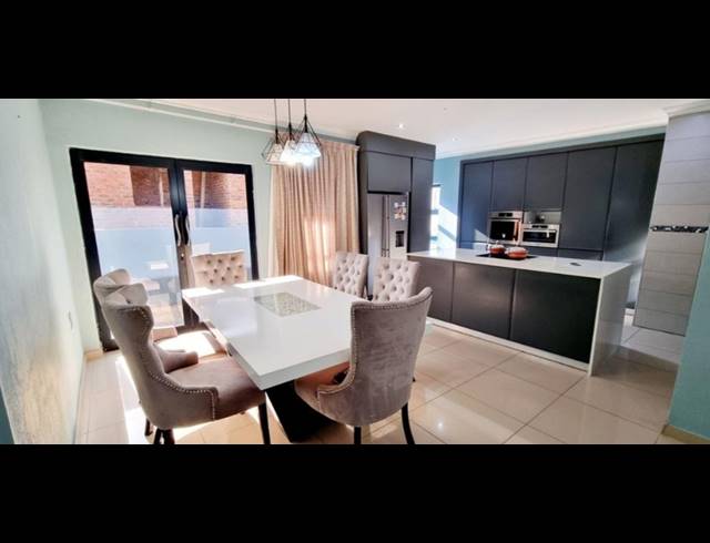 3 BEDROOM FREEHOLD FOR SALE IN WOODHILL ESTATE